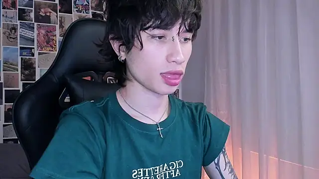 Snapshot of liamelf chatting on 01/16/25, 06:25 liamelf online show from 01/16/25, 06:25