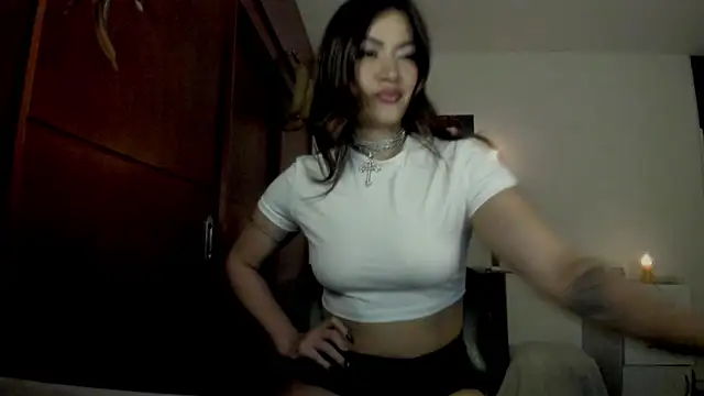 Snapshot of Lucyerobbie chatting on 04/27/26, 01:03 Lucyerobbie online show from 04/27/26, 01:03