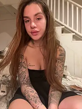 EmiliaCatalina online show from 03/04/25, 11:00