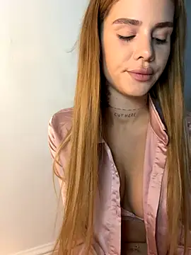 EmiliaCatalina online show from 11/18/25, 09:52