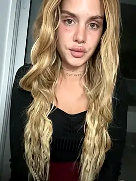 EmiliaCatalina online show from 12/04/25, 01:15