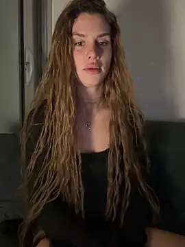 EmiliaCatalina online show from 04/15/26, 01:01