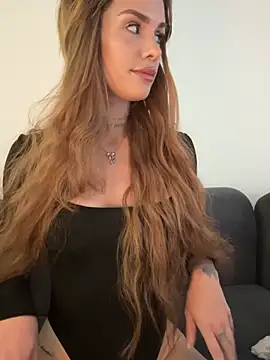 Snapshot of EmiliaCatalina chatting on 05/24/26, 07:41 EmiliaCatalina online show from 05/24/26, 07:41