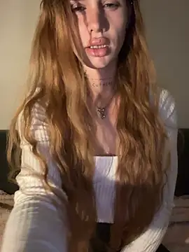 Snapshot of EmiliaCatalina chatting on 06/07/26, 01:32 EmiliaCatalina online show from 06/07/26, 01:32