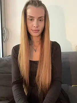 Snapshot of EmiliaCatalina chatting on 07/15/26, 06:02 EmiliaCatalina online show from 07/15/26, 06:02