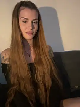 Snapshot of EmiliaCatalina chatting on 07/16/26, 11:22 EmiliaCatalina online show from 07/16/26, 11:22