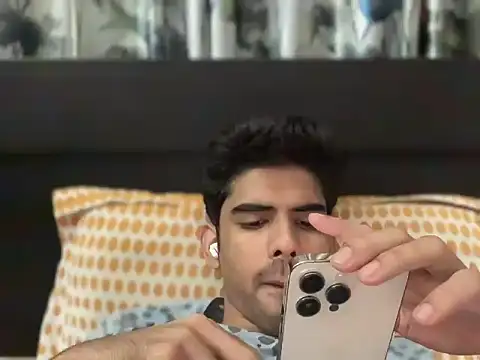 Snapshot of currencycrypto706 chatting on 11/17/25, 08:36 currencycrypto706 online show from 11/17/25, 08:36