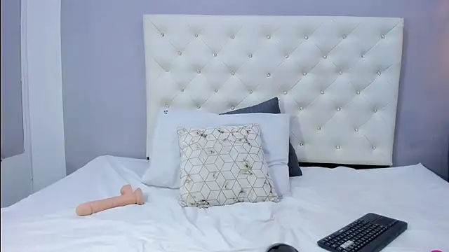 NICOLSKINNY1 online show from 10/06/25, 09:45