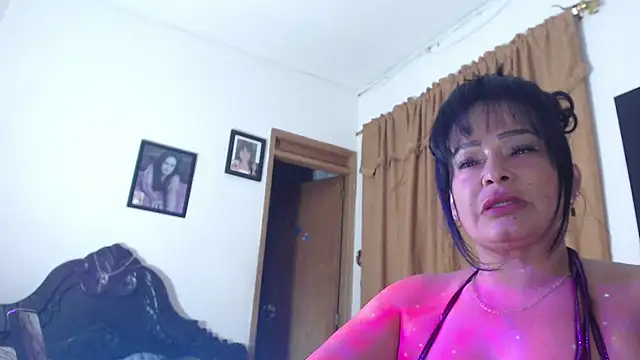 Snapshot of seleneh chatting on 12/31/24, 01:57 seleneh online show from 12/31/24, 01:57
