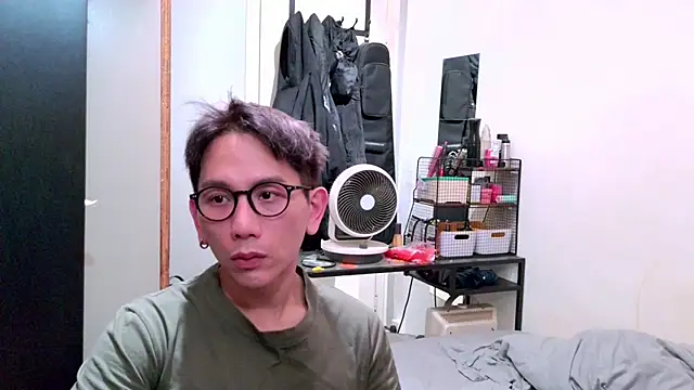 Snapshot of UndreamtM chatting on 02/15/26, 02:03 UndreamtM online show from 02/15/26, 02:03