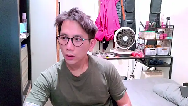 Snapshot of UndreamtM chatting on 02/25/26, 04:27 UndreamtM online show from 02/25/26, 04:27