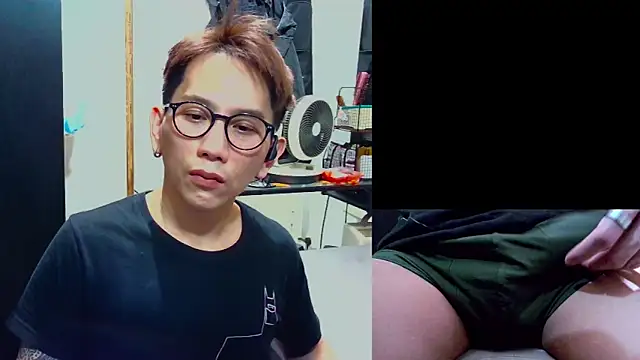 Snapshot of UndreamtM chatting on 03/23/26, 02:21 UndreamtM online show from 03/23/26, 02:21