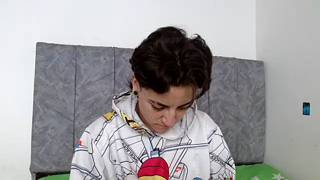 linda 33 online show from 11/06/25, 03:24