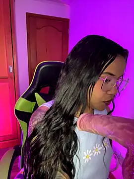 Snapshot of leila_22 chatting on 11/04/25, 07:40 leila 22 online show from 11/04/25, 07:40