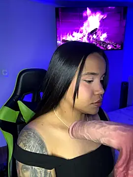 Snapshot of leila_22 chatting on 11/16/25, 11:43 leila 22 online show from 11/16/25, 11:43