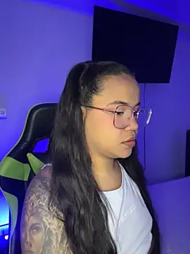 Snapshot of leila_22 chatting on 11/28/25, 07:33 leila 22 online show from 11/28/25, 07:33