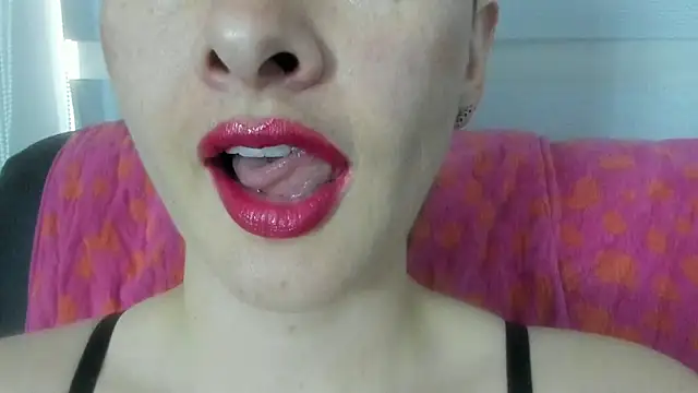Snapshot of queen_fetish chatting on 06/25/26, 04:00 queen fetish online show from 06/25/26, 04:00
