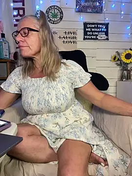 Snapshot of TrenaAnne chatting on 05/18/26, 05:52 TrenaAnne online show from 05/18/26, 05:52