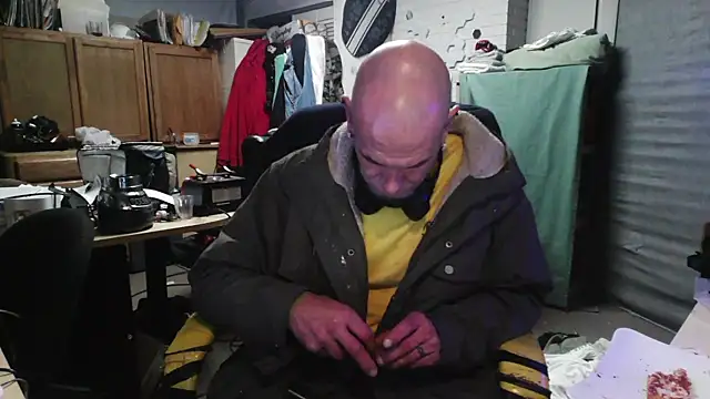 Snapshot of Badpuppyy chatting on 03/08/25, 12:33 Badpuppyy online show from 03/08/25, 12:33
