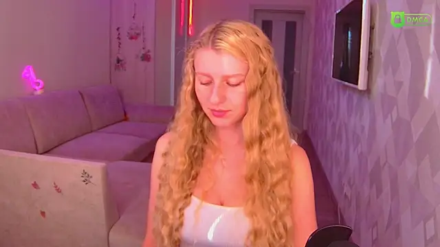 Snapshot of AmaliaQueen chatting on 10/26/25, 01:17 AmaliaQueen online show from 10/26/25, 01:17