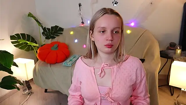 Beatrica Klein online show from 10/17/25, 03:58