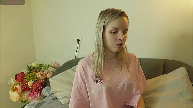 Beatrica Klein online show from 11/17/25, 04:13