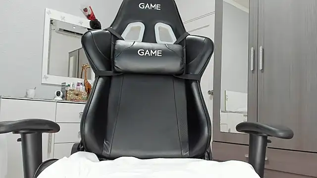 anisialuna  online show from 02/05/25, 09:46