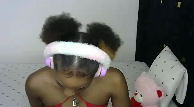 Queeen model online show from 12/12/24, 08:03