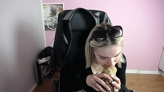 viktoria lovely online show from 04/28/26, 05:23