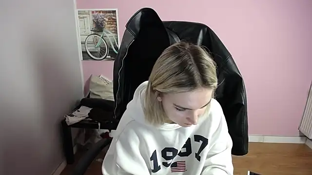 Snapshot of viktoria_lovely chatting on 05/08/26, 06:08 viktoria lovely online show from 05/08/26, 06:08