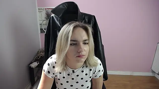 Snapshot of viktoria_lovely chatting on 06/17/26, 08:39 viktoria lovely online show from 06/17/26, 08:39