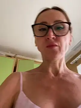 Snapshot of LauraDavis chatting on 07/11/26, 02:53 LauraDavis online show from 07/11/26, 02:53