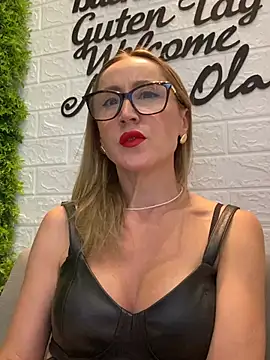 Snapshot of LauraDavis chatting on 07/16/26, 10:32 LauraDavis online show from 07/16/26, 10:32