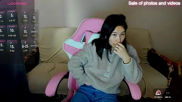 Snapshot of SaraXray chatting on 09/29/25, 03:33 SaraXray online show from 09/29/25, 03:33