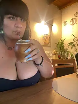 Snapshot of Sensualmente333 chatting on 11/05/25, 11:32 Sensualmente333 online show from 11/05/25, 11:32