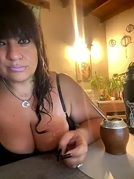 Snapshot of Sensualmente333 chatting on 01/12/26, 12:43 Sensualmente333 online show from 01/12/26, 12:43