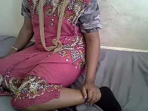 Snapshot of Crystal__Gee chatting on 03/06/25, 07:36 Crystal  Gee online show from 03/06/25, 07:36