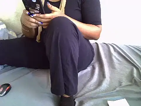 Snapshot of Crystal__Gee chatting on 03/12/25, 07:13 Crystal  Gee online show from 03/12/25, 07:13