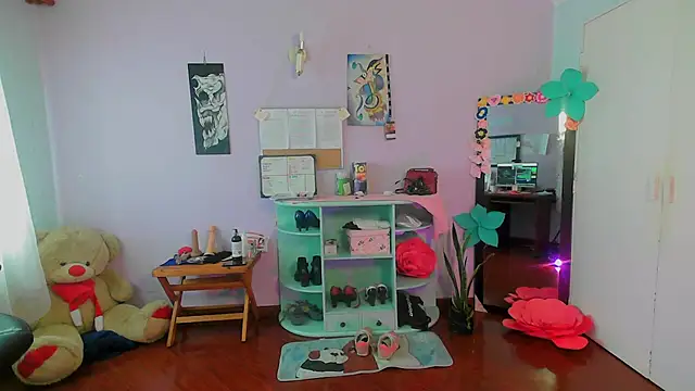 Snapshot of Scarletleon77 chatting on 03/18/25, 03:31 Scarletleon77 online show from 03/18/25, 03:31