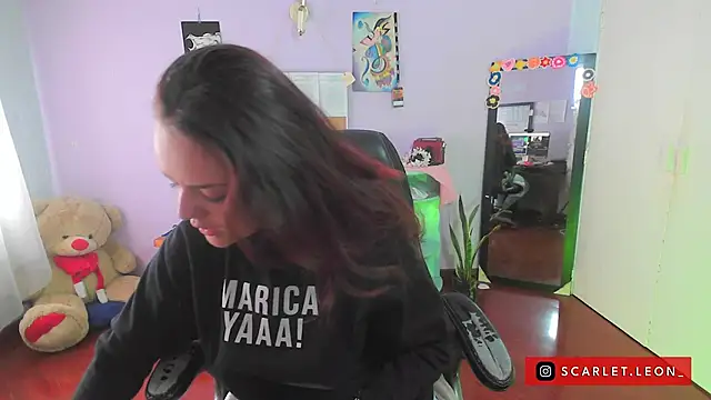 Snapshot of Scarletleon77 chatting on 03/19/25, 03:08 Scarletleon77 online show from 03/19/25, 03:08