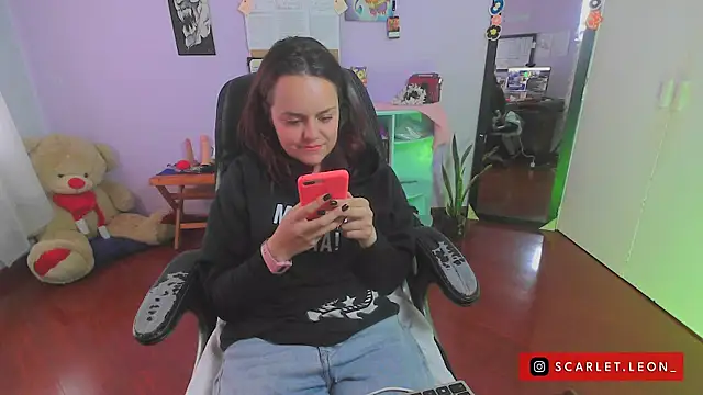 Snapshot of Scarletleon77 chatting on 03/19/25, 06:12 Scarletleon77 online show from 03/19/25, 06:12