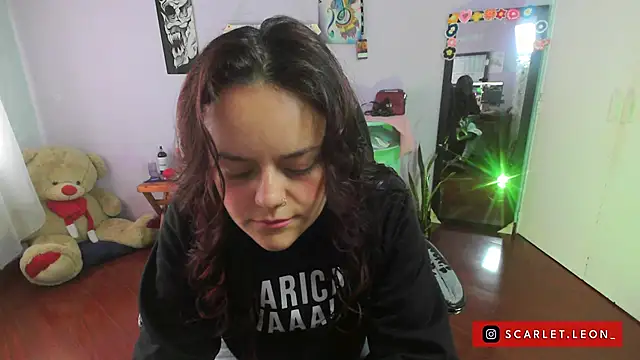 Snapshot of Scarletleon77 chatting on 03/21/25, 03:35 Scarletleon77 online show from 03/21/25, 03:35