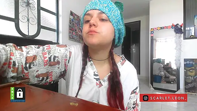 Snapshot of Scarletleon77 chatting on 10/22/25, 12:05 Scarletleon77 online show from 10/22/25, 12:05