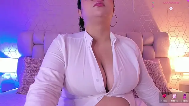Snapshot of Emilyboobss chatting on 03/11/25, 08:30 Emilyboobss online show from 03/11/25, 08:30