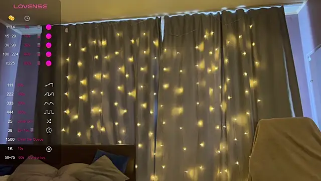 Snapshot of XtraHotX chatting on 05/27/26, 04:09 XtraHotX online show from 05/27/26, 04:09