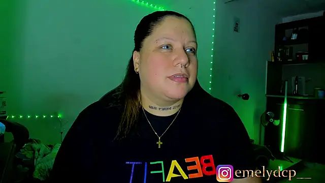 Snapshot of mariana_maze chatting on 06/15/26, 04:15 mariana maze online show from 06/15/26, 04:15
