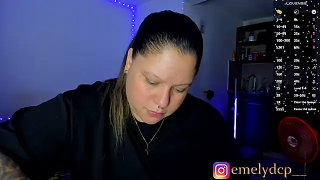 Snapshot of mariana_maze chatting on 07/19/26, 11:52 mariana maze online show from 07/19/26, 11:52