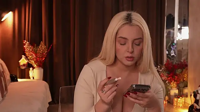 VictoriaMorrone online show from 12/03/25, 11:47