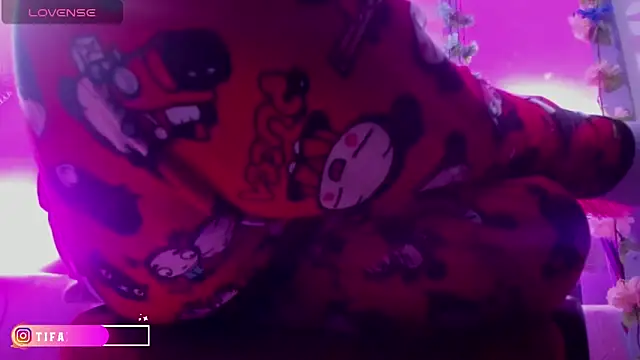 Snapshot of little_tifanny82 chatting on 09/18/25, 06:43 little tifanny82 online show from 09/18/25, 06:43