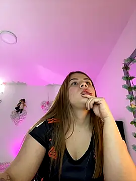 Snapshot of little_tifanny82 chatting on 10/17/25, 05:15 little tifanny82 online show from 10/17/25, 05:15